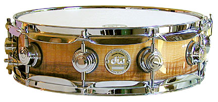 Picture and sound sample of a DW piccolo snare 4x14 olive ash