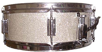 Picture and sound sample of a 1960s Kent champagne snare drum
